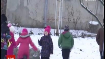 У Житомирі педофіл заманив школярку до кімнати готелю, пообіцявши її пригостити солодощами