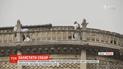 Альпинисты накрывают Нотр-Дам брезентом от дождей