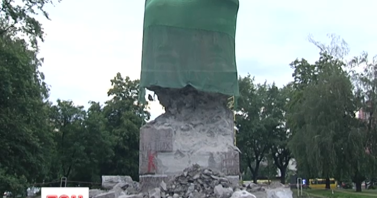 В Киеве после третьей попытки демонтажа устоял памятник чекистам