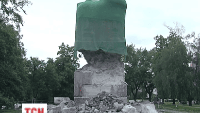 В Киеве сносят монумент чекистам