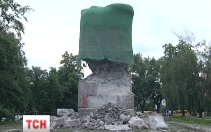 В Киеве после третьей попытки демонтажа устоял памятник чекистам