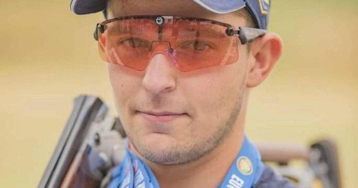 Чемпион мира по стрельбе случайно застрелил себя, когда наклонялся за патронами