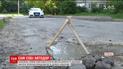 Кандидат фізичних наук взявся самотужки латати ями у Чернівцях