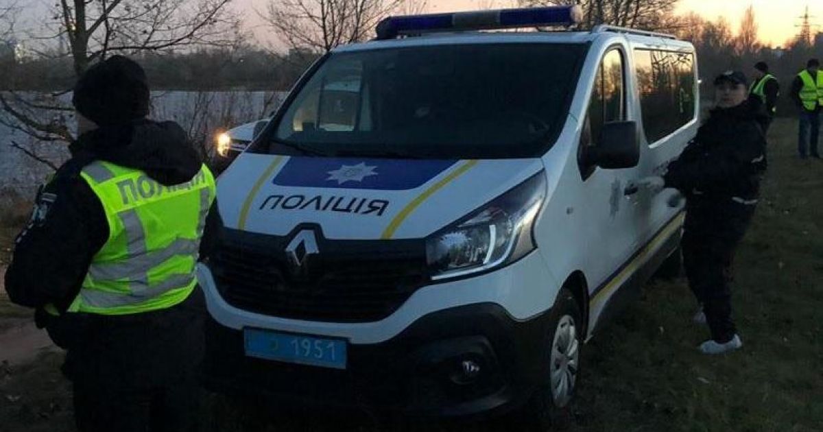 В Киеве на Оболони в машине нашли труп