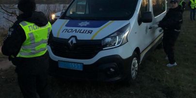В Киеве на Оболони в машине нашли труп