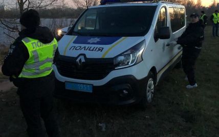 У Києві на Оболоні в машині знайшли труп