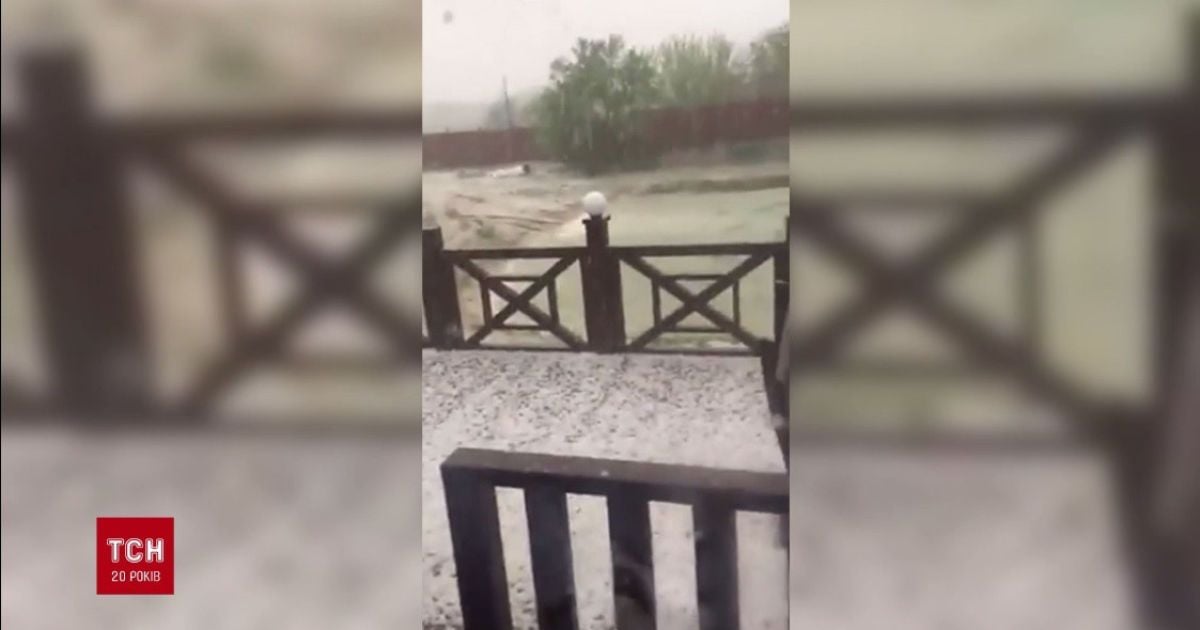 На Львовщине град плотно устелил землю