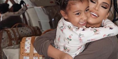 В пижамах и со стильными прическами: Ким Кардашьян показала милые снимки из поездки со старшей дочерью
