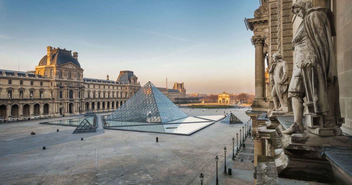 Із Лувру в Парижі чоловік намагався винести скульптуру, щоб "повернути її Африці"