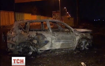 У Києві вибухнула і вщент вигоріла машина