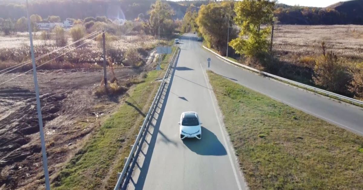 На українських дорогах з'явились водневе авто та єдина у світі електровантажівка від вітчизняного розробника