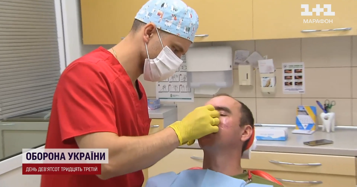 Медик примеряет Вадиму протез