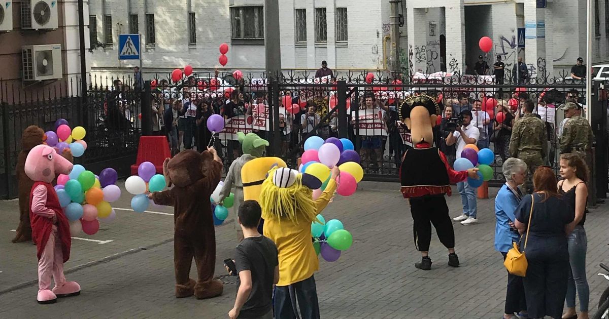 Заявление группы "1+1 media" относительно организованного шоу митингующих под офисом компании