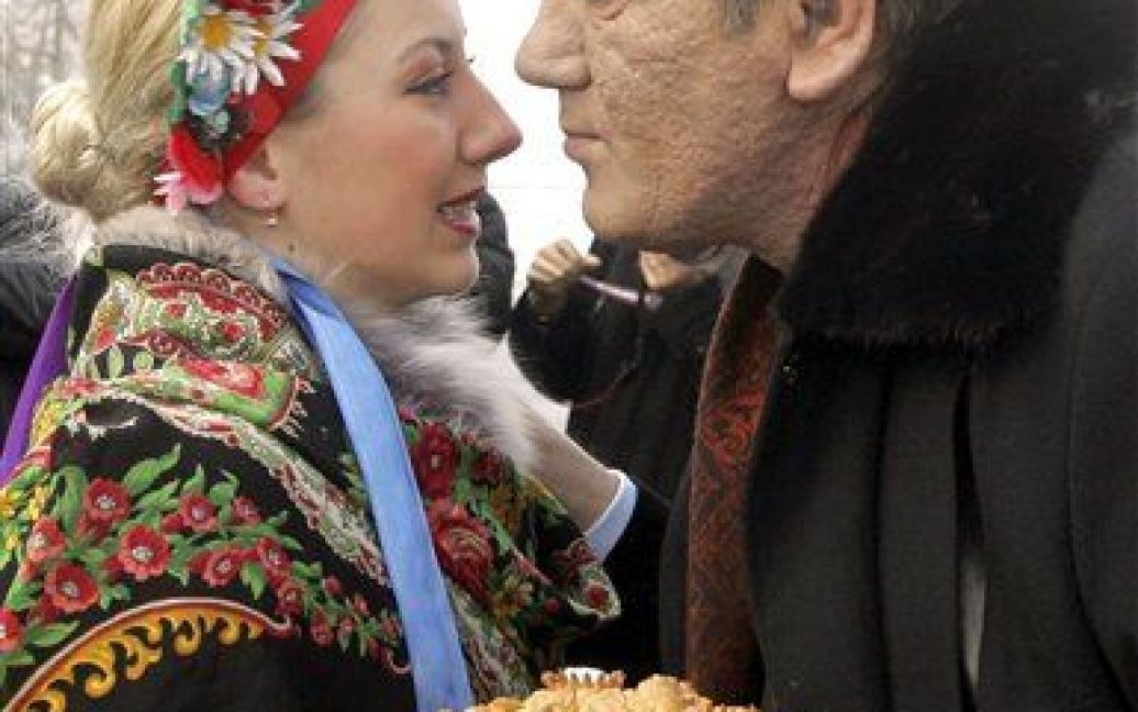 Віктор Ющенко полюбляє цілувати жінок з короваєм / © 