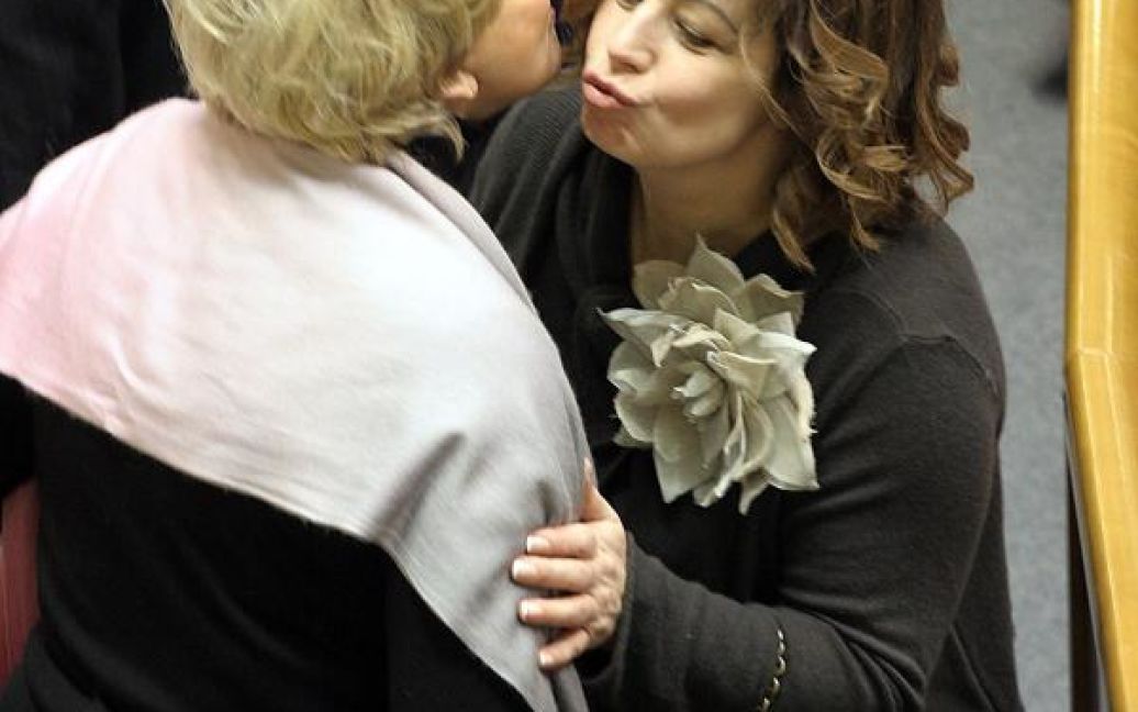 2007 рік. Поцілунок Раїси Богатирьової і Ганни Герман в залі Ради / © 