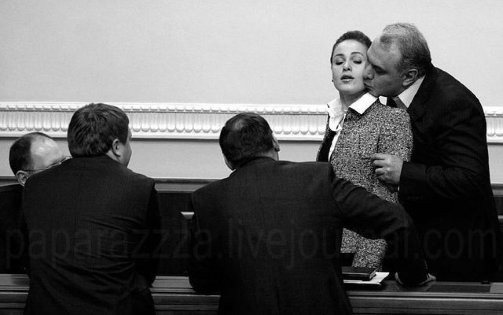 Давид Жванія цілує Наталію Королевську / © 