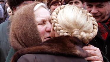 Юлія Тимошенко отримує поцілунок від шанувальниці