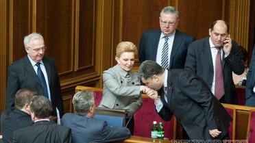 2007 рік. Петро Порошенко цілує руку Раїси Богатирьової