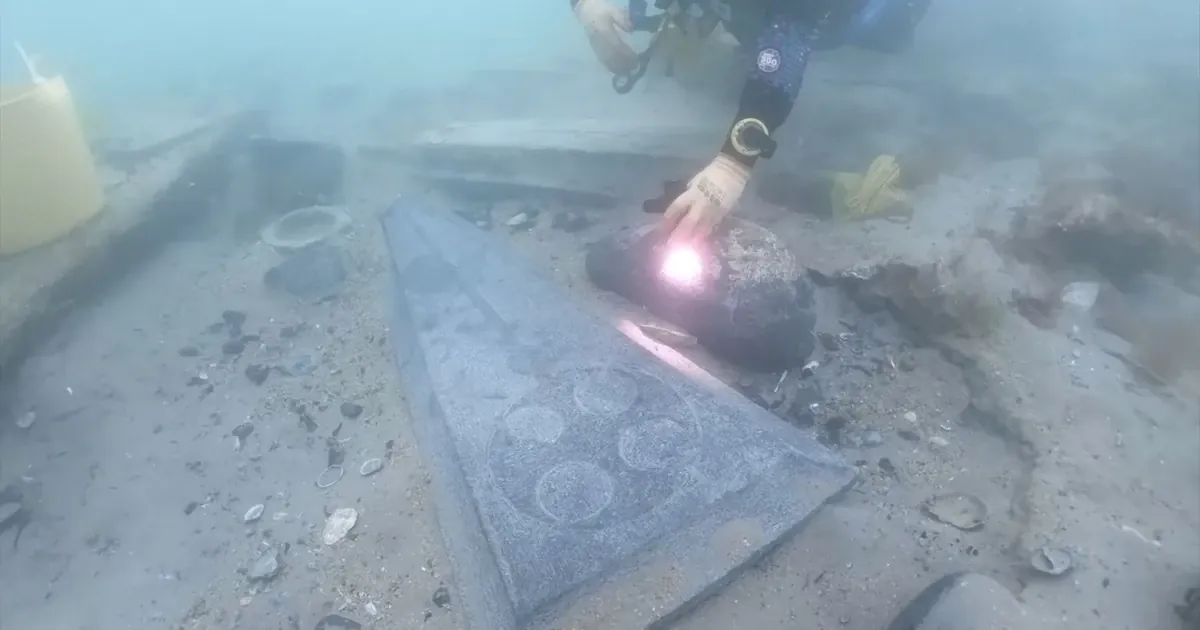 Знайдена надгробна плита. Фото: Борнмутський університет