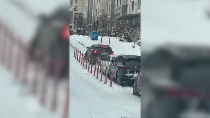 В Киеве автомобили соскальзывают с дорог из-за льда