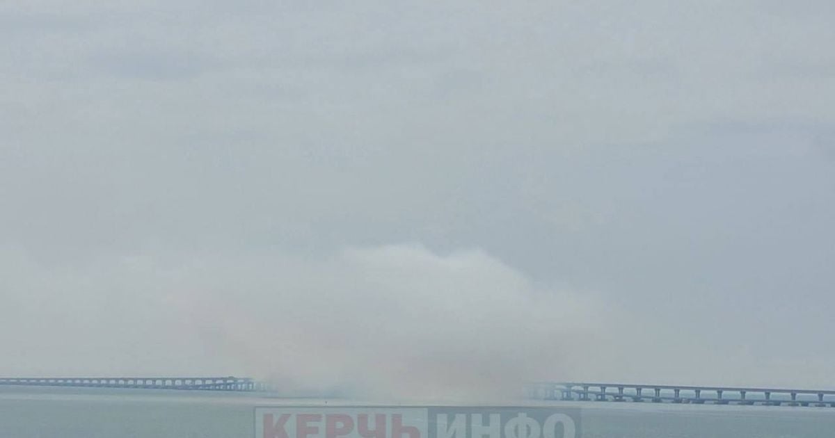 Над Кримським мостом здіймається густий дим 24 травня