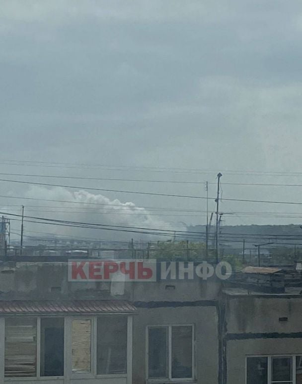 Над Кримським мостом здіймається густий дим 24 травня / Фото: кримські тг-канали