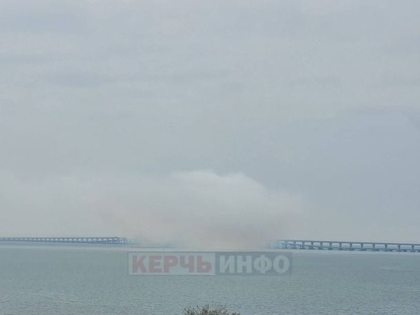 Над Кримським мостом здіймається густий дим 24 травня / Фото: кримські тг-канали