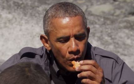 Обама "выживает" на Аляске: президент полакомился надгрызенной медведем рыбой