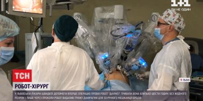 Во Львове впервые состоялась операция, которую провел робот