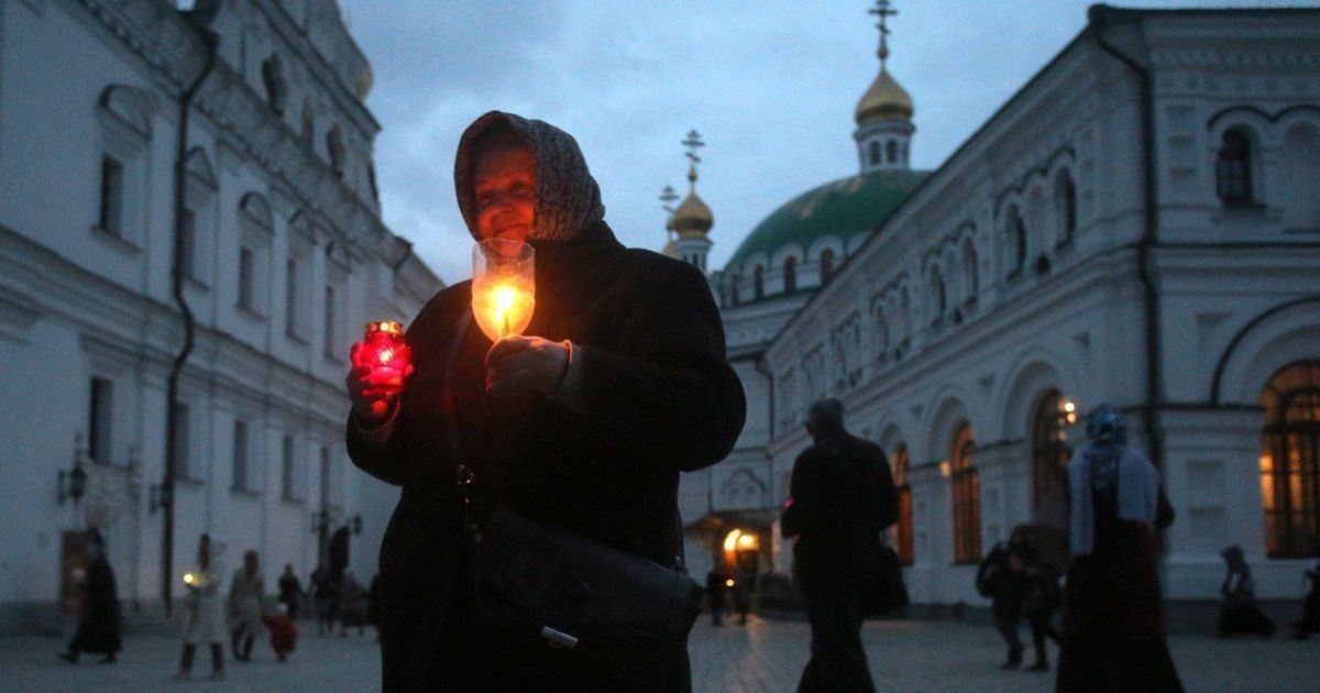 Православні на великодньому богослужінні: у масках і не більше 10 в храмі, а літніх просять залишатися вдома