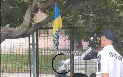 В Киеве двое подростков подожгли флаг Украины: видео