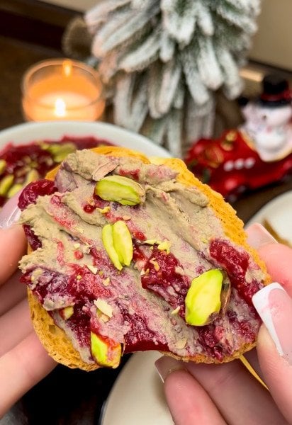 печеночный паштет с ягодным джемом instagram.com/b.st.iraa