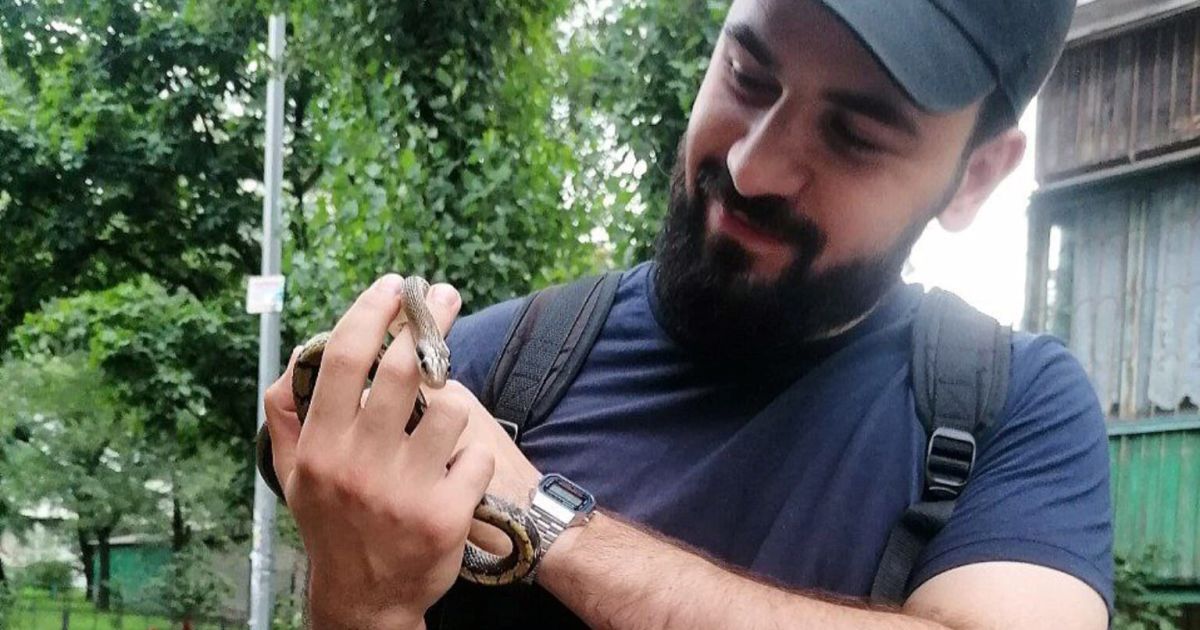 Жительница Киева обнаружила змею в квартире и вызвала специалистов Службы спасения животных / © Facebook / Команда спасения живтоных города Киева