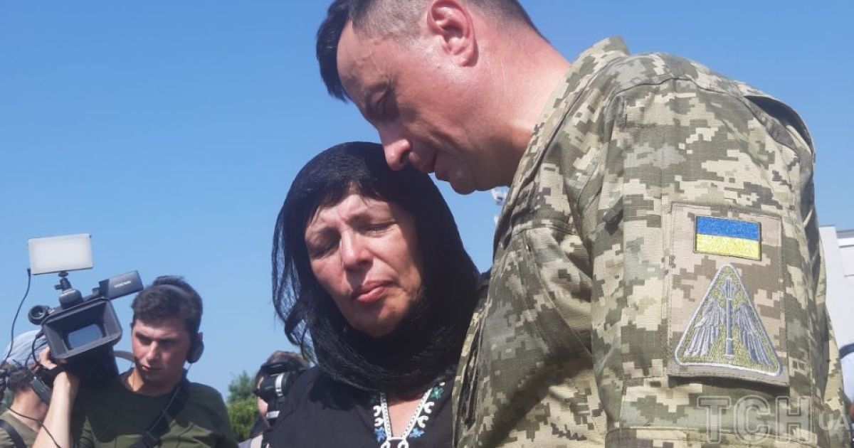 Похорон Джуса – командувач ПС України пообіцяв матері пілота політ на F ...