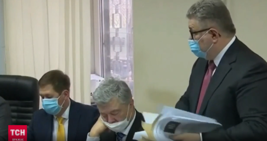 Порошенко заснув просто на засіданні суду (відео)