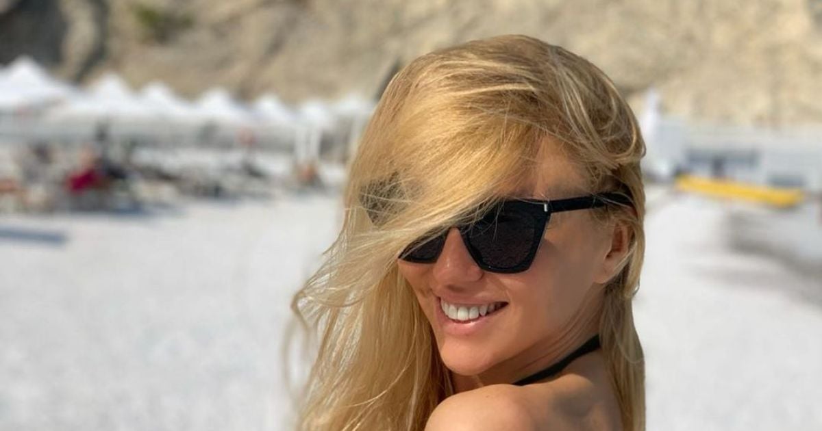 Изящная Оля Полякова в бикини похвасталась стальным прессом и длинными ногами