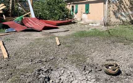 Боевики выпустили более 30 снарядов по поселку на Донбассе: фото