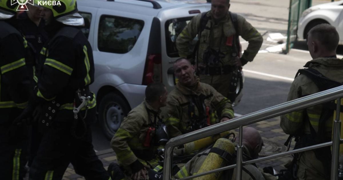 У Києві горіла багатоповерхівка: з охопленого вогнем будинку врятовано трьох дітей та вісьмох дорослих