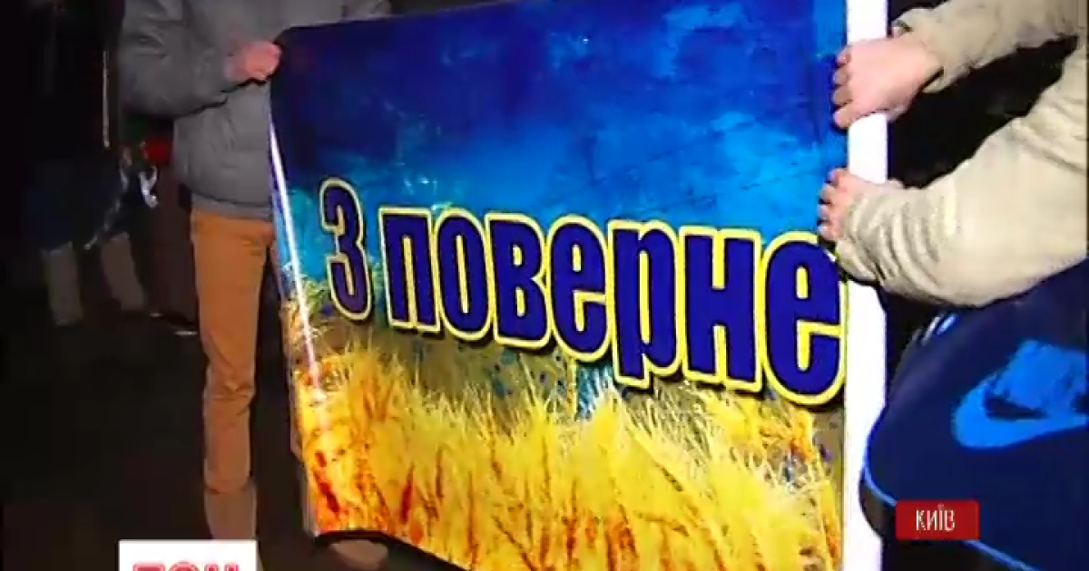 Военных встречали с флагами, цветами и вкусненьким.