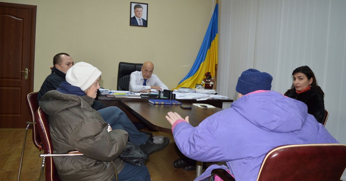 Глава Луганской ОГА пообщался с девятью жителями села