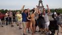 Обнаженная художница позировала на фото с прохожими возле Эйфелевой башни