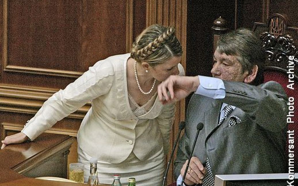 Вдалий ракурс з ложі преси: Тимошенко "цілує" руку Ющенку / © 