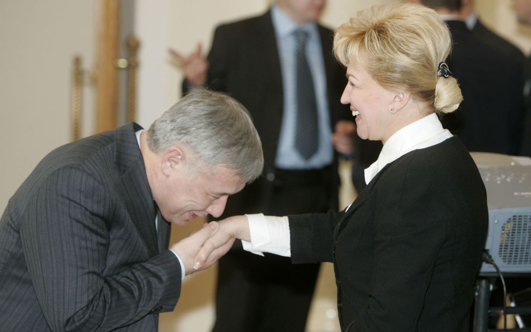 2007 рік. Юрій Єхануров цілує руку Раїси Богатирьової / © 