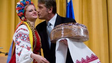 Віктор Ющенко полюбляє цілувати жінок з короваєм