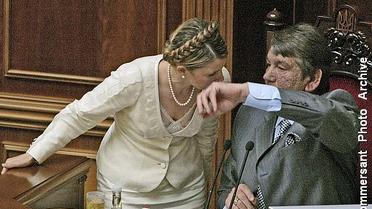 Вдалий ракурс з ложі преси: Тимошенко "цілує" руку Ющенку