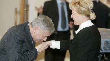 2007 рік. Юрій Єхануров цілує руку Раїси Богатирьової