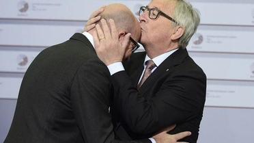 Грудень 2015 року. "Цьом у лоб". Президент Єврокомісії Жан-Клод Юнкер вітає прем&rsquo;єра Арсенія Яценюка