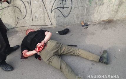 В Киеве в час пик в троллейбусе мужчина открыл стрельбу из пистолета