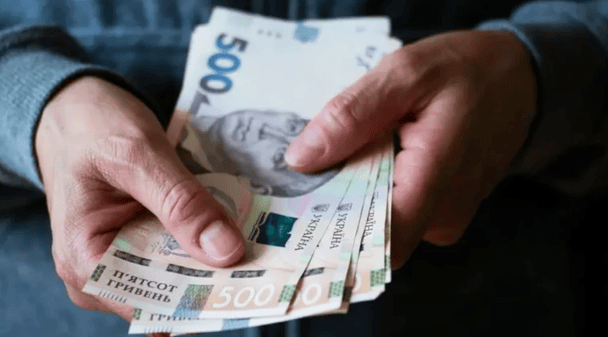 Сколько нужно зарабатывать, чтобы хватило на жизнь в Украине: мнение финансового эксперта