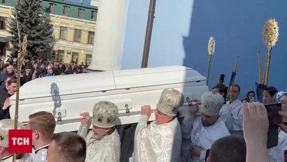 Домовину з Філаретом виносять з храму
